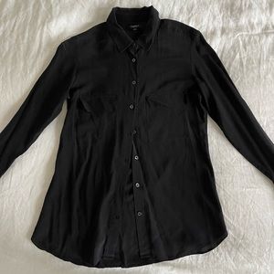 100% silk Aritzia Babaton blouse with front pocket flaps